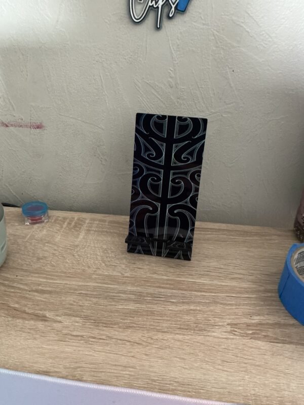Māori Phone Stand